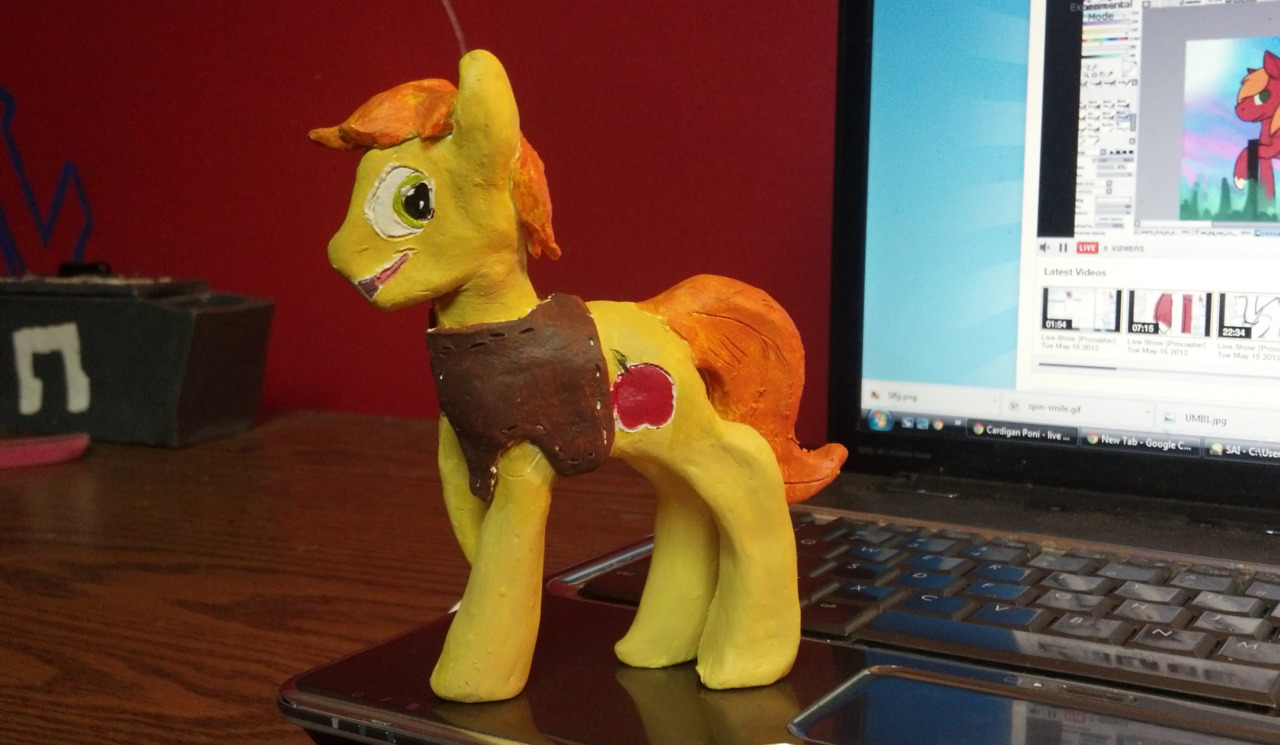 braeburned:  The ONLY productive thing I did in ceramics class this year~ And yes