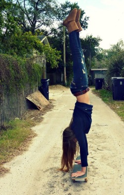 dropshredgorgeous:  Hand-stand FTW 