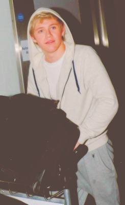 eox-k-deactivated20151218:  Niall arriving at Heathrow Airport 