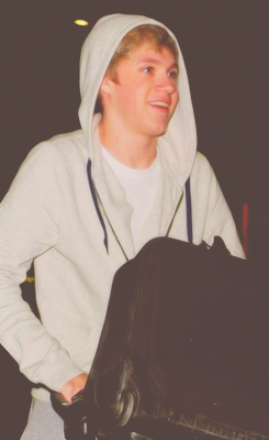 eox-k-deactivated20151218:  Niall arriving at Heathrow Airport 