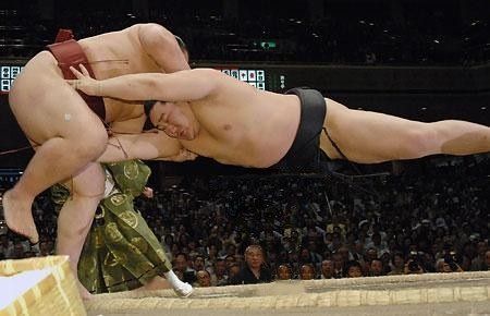 auxo:  【五月場所】力士なのに水平に飛んで頭突きできない… :