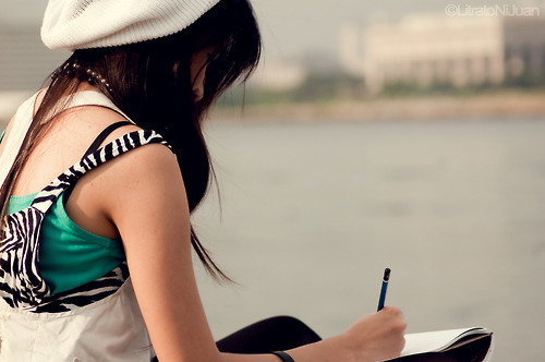 frases-mal-formuladas:  Antigamente escrever amenizava a dor, a angustia que eu sentia, aliviava meu interior; hoje em dia escrever so faz intensificar tudo que eu sinto, principalmente as minhas dores.                      Feelings ੴ 