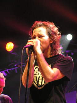 ilikeeddieveddersface:  edvedderfic:  moookieblaylock:  Pearl Jam, Adelaide Entertainment Centre, 21/11/06   ohhhhhmygod.no fair. nuh-uh.  How is he allowed?
