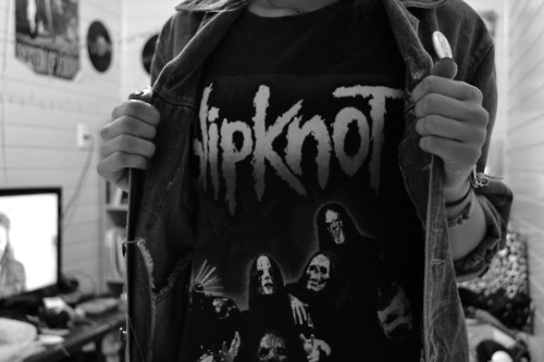futurasuicida:  O que não nos mata só nos faz mais fortes.  Slipknot  