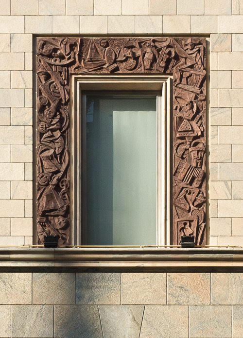 confinedlight:Facade, La Rinascente building, Piazza Duomo, Milan, Italy