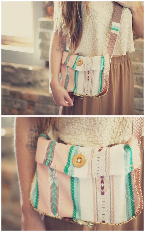 DIY Belt and Placemat Satchel Tutorial. This is really clever - make a summer purse out of belts and