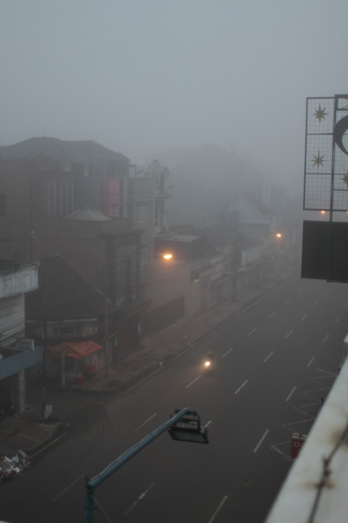 Bandung di pagi hari ini kaya Silent Hill