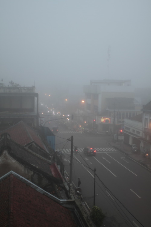 Bandung di pagi hari ini kaya Silent Hill