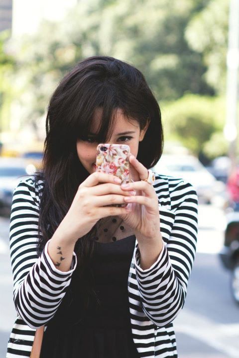 acrazyemilly:  “Não saio muito bem em fotografias Porque meu melhor lado a foto não pega, não me faz belo ou me faz juz. Porque meu melhor lado não é o esquerdo. nem o direito. É o de dentro”.(Lilian Dalledone) 