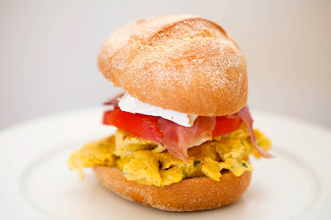 Moroccan Spiced Scrambled Egg Sandwich with Crispy Prosciutto and Brie
Ingredients (serves 2):
• 4 eggs
• ¼ cup milk
• ¼ cup fresh thyme leaves
• 2 garlic cloves
• 1 tsp Moroccan seasoning
• Salt and pepper
• Prosciutto, fried
• Brie, sliced tomato,...