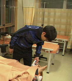 seunghyunscissorhands-blog: seunghyun’s foot fetish and jiyong’s ticklishness~