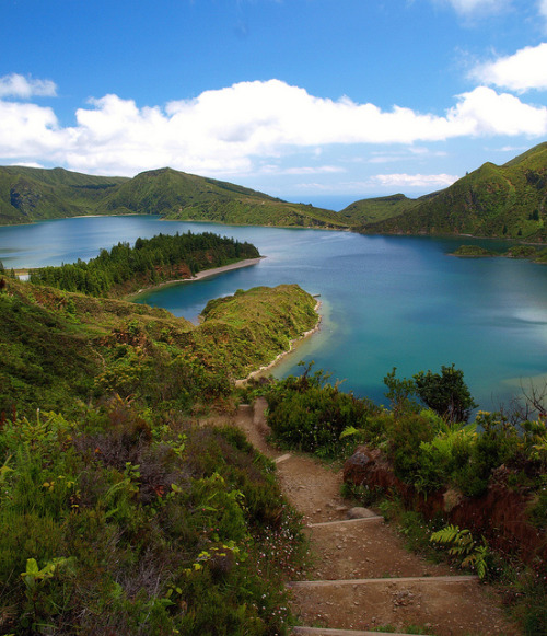 The beautiful crater lake of Lagoa do Fogo in Azores Islands, Portugal (by fmsbotelho).