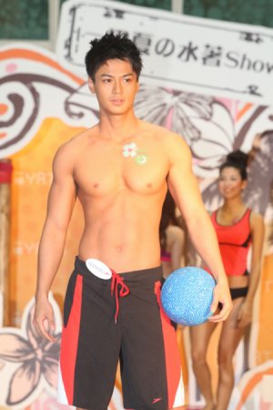 model/actor 罗仲谦 adult photos