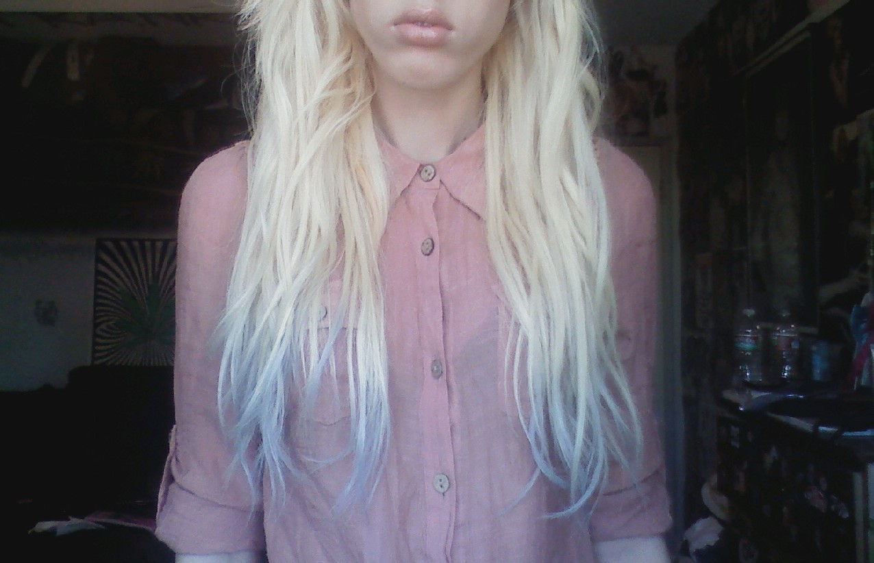 next time i get my hair bleached i might do this. pastel blue or green is cuteee