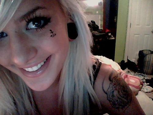 Boobs, pls?