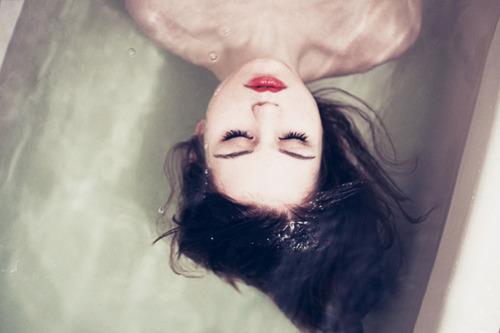 z-o-m-b-i-s-e-x-u-a-l:  ¿Por qué… después de estar tanto tiempo sin enamorarme mi corazón elige a alguien que ya esta enamorado?. Estúpido corazón, quisiera sacarlo o quitar mis sentimientos del modo encendido. Se que soy alguien especial para