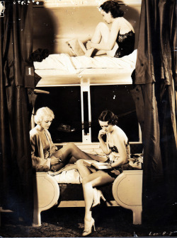 una-lady-italiana:  showgirls on a train, 1930 