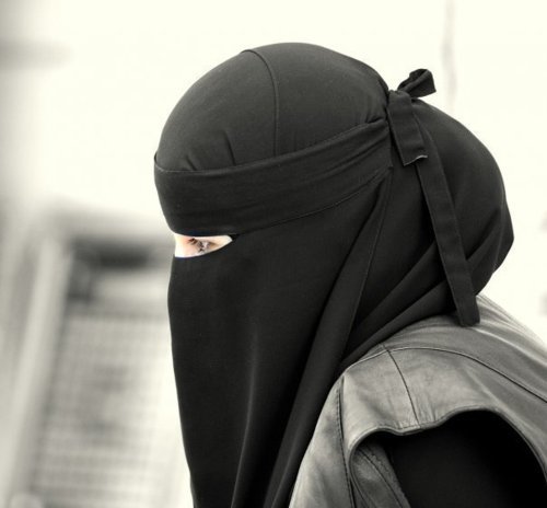  قصة اعجبتني بصراحة __________________________ امرأة مسلمة تضع النقاب تقوم بالتسوق في سوبر ماركت في فرنسا وبعد الانتهاء من التبضع ذهبت الى الصندوق لدفع