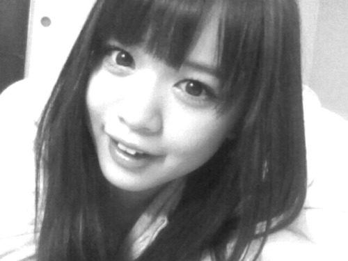 msrmmw:  菅本裕子 - Google - 「AKB48総選挙2012公式ガイドブック」読んでるよー＼(^_^)／