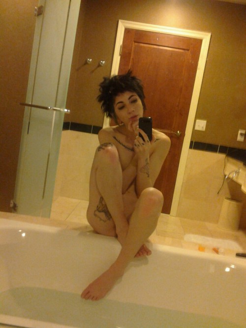 Fantastic selfshot by Brandy Rohz brandyrohz:bathtime! 