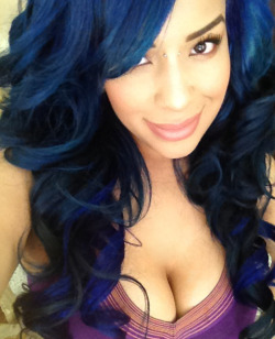 kellymckuntqueen:  Thanks to my talented sister I am now a blue haired dame. I love it :D 