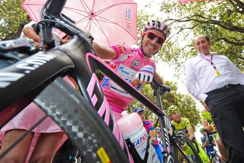 letetedelacourse: Purito looking good in the Maglia Rosa with his custom pink Canyon. (via Giro d’It