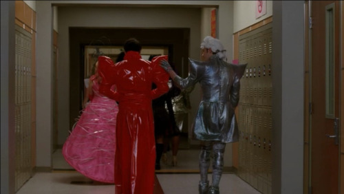 mzminola:Finn and Kurt follow a bit behind everyone else, and have the shoulder-pad bonding.Kurt squ