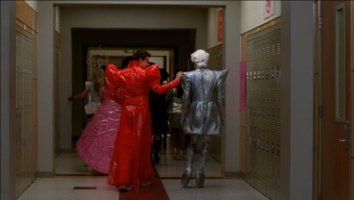 mzminola:Finn and Kurt follow a bit behind everyone else, and have the shoulder-pad bonding.Kurt squ