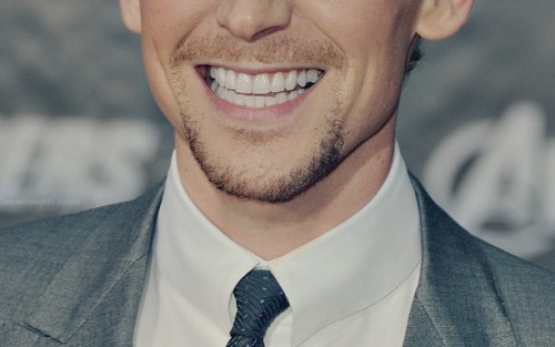 lokiperfection: 2wo-wisewords:dat smile tho.And scruff.