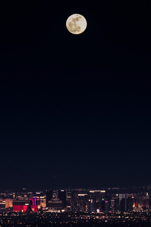 vaacuum: Supermoon over Las Vegas, 5/5/2012