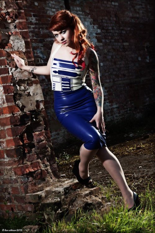 shinyporn:  r2-d2ftw:  Hi cutie! Model & Latex by: Sophie Cash Photographer: Dean Wilkinson  Reblogged via Stumblr