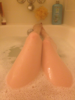 pure-skin:  gorillaz0e:  bathtime  sexaaay 