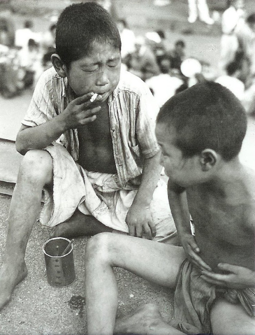 Update
Street orphans by Hayashi Tadahiko / 林 忠彦 (1918-1990) Japanese Photographer. This is 1946, at Ueno. Tokyo.
thank you poboh