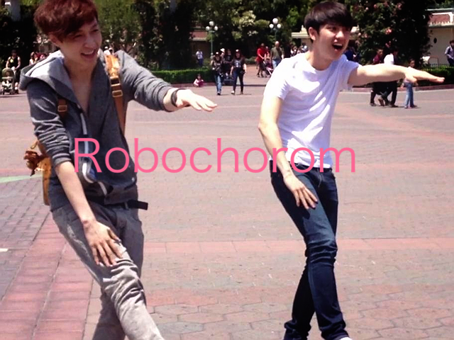 robochorom:  Before they went into Disneyland, Lay and D.O. lost at a group game