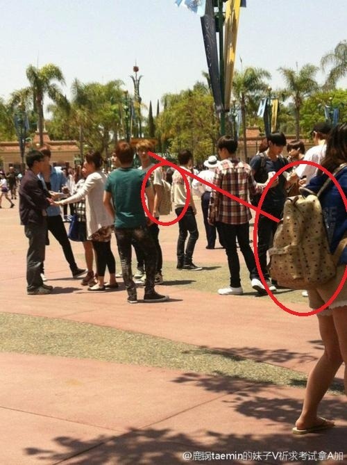 bettykrystalyang:  Luhan was staring at the girl who has the same bag with him. Cute