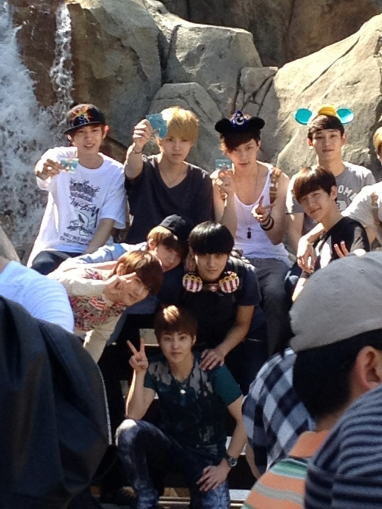sehuns-voice:  fuckyeah-exo:  CR: @owwiethun  SHIT LAY PUT ON A SHIRT INALREADY HAD