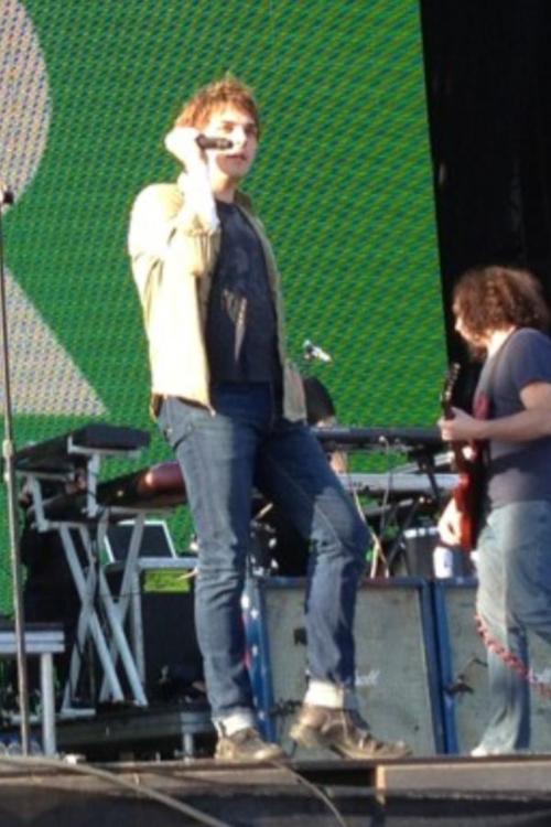 extra-mcrupdates:
“5/19/12
Bamboozle Festival.
”
Brown hair now gerard? Oh come now, you are getting normal!