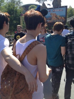 fuckyeah-exo:  CR: @owwiethun  THANK GOD FOR TANK TOPS. ASJKDANLMDA AND THAT ARM eeeeeeep!!!