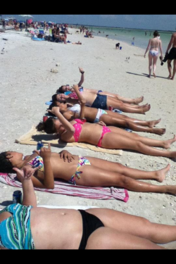 sun-kisssedskin:  tannning(:  i look stupid lauren :p