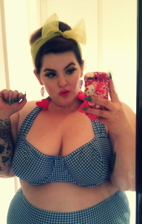 bodyposibikinibabes:  tessmunster:  ♡ Yes, yours truly will be modeling swimwear like this beauty for Black Cat Bikinis. First, I need a moment with my amazing new bikini. Vintage inspired high waisted bottoms… that go up to a 6x?! (I’m a 2x/3x)