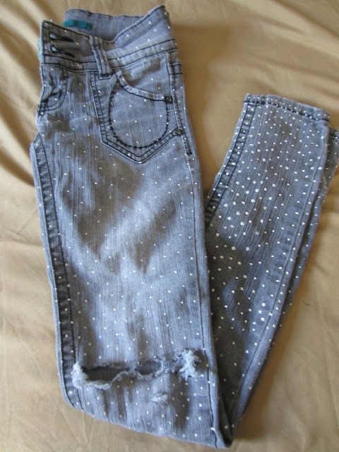 DIY Polka Dot Jeans Tutorial. Fashion After Breakfast used Jenny Bevlin’s tutorial as a starti