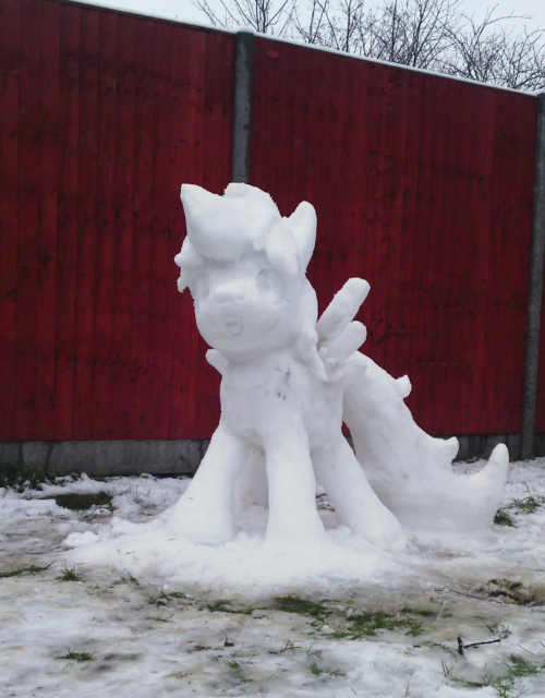 fuckyesrainbowdash:  cheeselemoncustardchiffonpie:  Attempt at a snowpony.  Attempt suggests you didn’t succeed! This looks great!