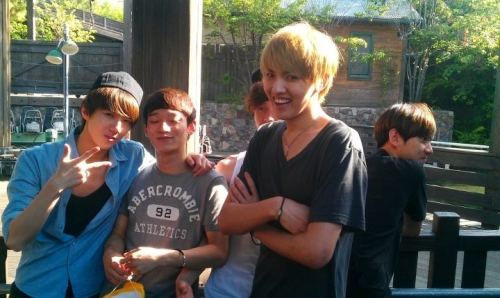 sextaeng:  Omfg, Kris, your face. I can’t- && Chen, why must you be always blinking whenever someone takes your picture.. 