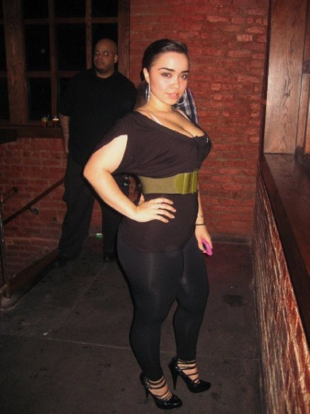 iseebigbooty:  Thick thighs in leggings this mans best friend. 