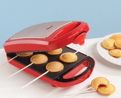 blueberrytoast:  boazpriestly:  Pie Pop Maker LOOK AT THIS! LOOK!  FUCK CAKE POPS,