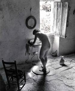 tomfury:  Willy Ronis. (1949. “Le Nu Provençal.”From Wikipedia:  “Ronis’ wife, the Communist militant painter Marie-Anne Lansiaux (1910–91), was the subject of his well-known 1936 photograph, “Nu provençal” (Provençal nude). The photograph,