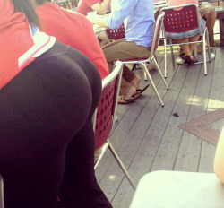 curvesincolor:  This is the waitress ass-