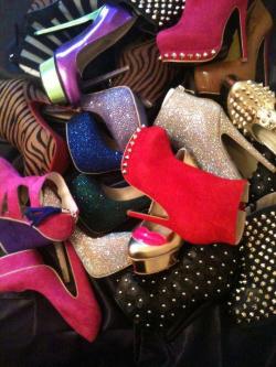 teenagenaturalchica:  LOTS AND LOTS OF SHOES!!!