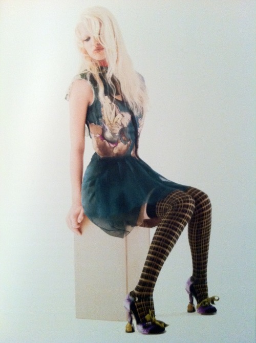 giack-it: Daphne Groeneveld photographed by Toby McFarlan Pond in Schiaparelli &amp; Prada: