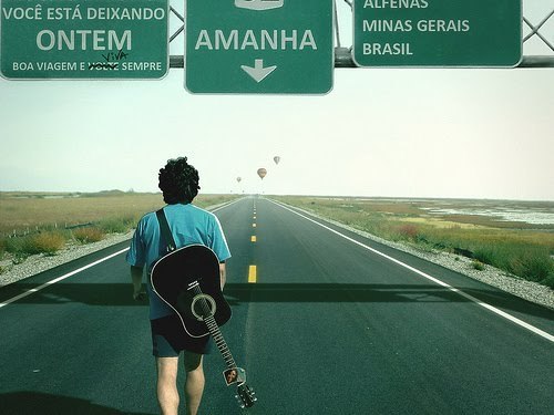 loud-dream:  A vida é como uma estrada, onde nela viajamos com destino à perfeição.